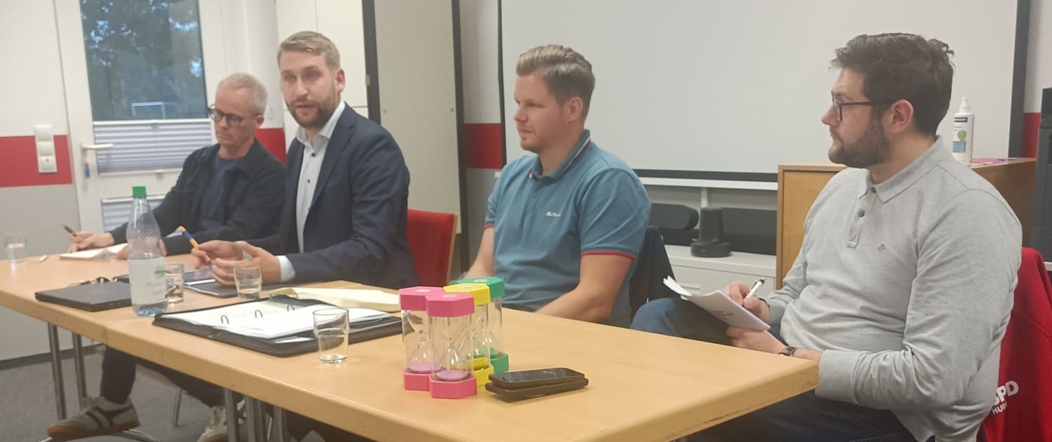 v. l. Stephan Schuder (GEW), Thore Güldner (MdL), Meene Wilts (Vorsitzender Schulverbund), Christian Altkirch (Vorsitzender SPD Hude)